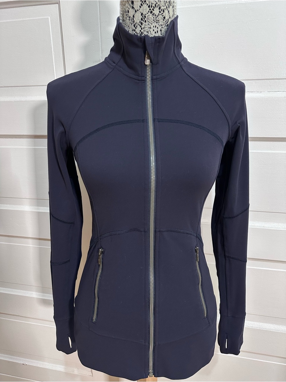 Lululemon Contour Jacket Size 6 Midnight Navy Blue Flattering Define Fit $128